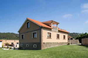 een groot huis met een grasveld bij Casa Valboa in Meis