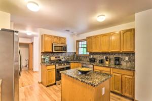 Kuchyň nebo kuchyňský kout v ubytování Poconos Home by Camelback Less Than 6 Mi to Mt Airy Casino