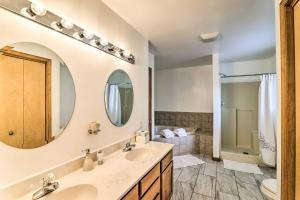 Koupelna v ubytování Poconos Home by Camelback Less Than 6 Mi to Mt Airy Casino + 23 fotografií