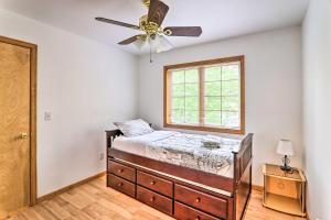 Postel nebo postele na pokoji v ubytování Poconos Home by Camelback Less Than 6 Mi to Mt Airy Casino