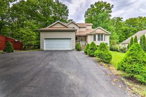 Zahrada ubytování Poconos Home by Camelback Less Than 6 Mi to Mt Airy Casino