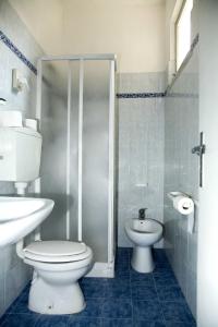uma casa de banho com um WC, um lavatório e um chuveiro em Hotel Heaven em Rimini