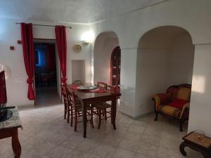 TracinoにあるResidenza dei Baroni - Dammusi Bed&Relax Pantelleriaのダイニングルーム(木製テーブル、椅子付)