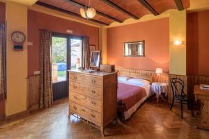 sypialnia z łóżkiem, komodą i oknem w obiekcie La Flamenca Inn w mieście Cortelazor +37 zdjęć