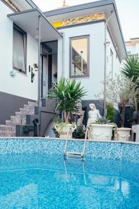 uma casa com piscina em frente a uma casa em alojamento maritimo II em Espinho