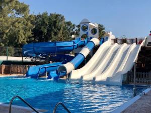 a water slide in a pool at a water park at Hotel Cabogata Jardín in Retamar