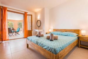 a bedroom with a bed and a table and chairs at Sa caleta des moixos in Alcudia