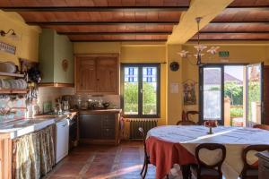 La Flamenca Inn في Cortelazor: مطبخ مع طاولة وغرفة طعام