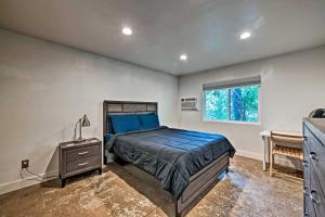 Schlafzimmer mit einem Bett, einem Schreibtisch und einem Fenster in der Unterkunft Cozy Salt Lake City Townhouse - Close to Downtown! in Salt Lake City