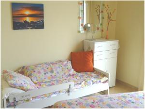 ein Schlafzimmer mit einem Bett und eine Kommode mit einem Spiegel in der Unterkunft Ático Residencial Los Patios, Playa Médano, zona windsurf in El Médano