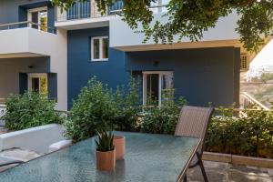 Balkón nebo terasa v ubytování CHROMA Lodge Rafina
