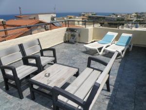 un gruppo di sedie e un tavolo sul tetto di Talos apartments and studios a Heraklion