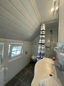 Ванная комната в Hotel Ammerländer Stuben