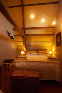 um quarto com uma cama grande e 2 candeeiros em BenB FirstClassEnglish em Dordrecht
