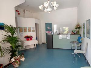 マリーナ・ディ・マッサにあるHotel Capriceのテーブルと椅子が備わる待合室を利用する客室です。