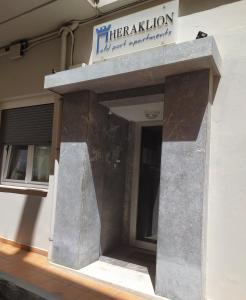 wejście do budynku z napisem w obiekcie Heraklion Old Port Apartments w Heraklionie