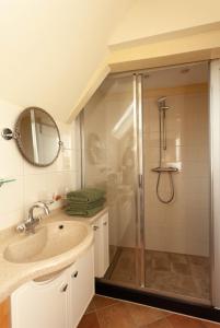 W łazience znajduje się prysznic i umywalka. w obiekcie BenB FirstClassEnglish w mieście Dordrecht