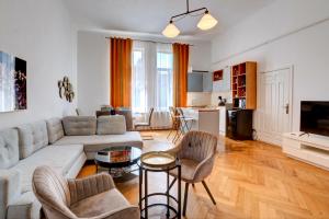 una sala de estar con un sofá y una mesa en Ultracentral Cozy Apartment on Calea Victoriei with Amazing View, en Bucarest