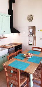 Kuchnia lub aneks kuchenny w obiekcie The Veranda of Gavrion-Exclusive, Centrally located with Seaview