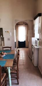 Kuchnia lub aneks kuchenny w obiekcie The Veranda of Gavrion-Exclusive, Centrally located with Seaview