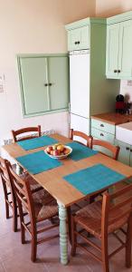 Kuchnia lub aneks kuchenny w obiekcie The Veranda of Gavrion-Exclusive, Centrally located with Seaview