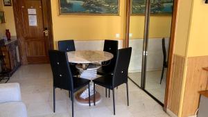 A seating area at Apartamentos Torr en Madrid - Chamartín