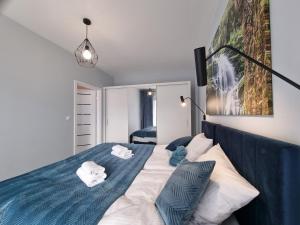 um quarto com uma cama com toalhas em Apartament Szmaragdowy w Karpatia - 5D Apartamenty em Karpacz