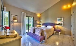 Postel nebo postele na pokoji v ubytování Mill Suites - Loggos + 8 fotografií