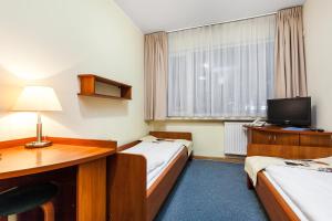 Televízia a/alebo spoločenská miestnosť v ubytovaní Hotel Olivia