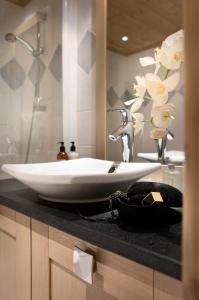Un baño con un gran lavabo blanco sobre una encimera. en CGH Résidences & Spas White Pearl Lodge, en La Plagne 28 fotos más