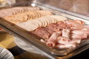 ホテルの敷地内または近くでの食事または食べ物