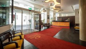 un vestíbulo con una alfombra roja en un edificio en Hotel Post Wien, en Viena