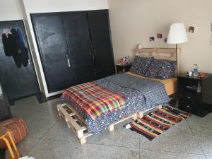 Ένα ή περισσότερα κρεβάτια σε δωμάτιο στο Chambre mignonne avec petite terrasse
