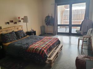 Ένα ή περισσότερα κρεβάτια σε δωμάτιο στο Chambre mignonne avec petite terrasse