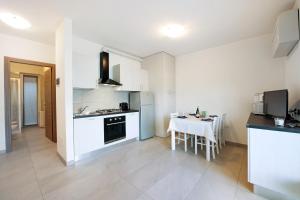cocina y comedor con mesa, cocina y habitación en Appartamento 3 Il Tornante, en Nesso