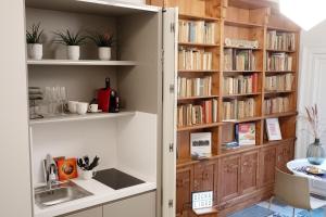 een keuken met een boekenplank gevuld met boeken bij Sognalibro Bed and Books in Ragusa