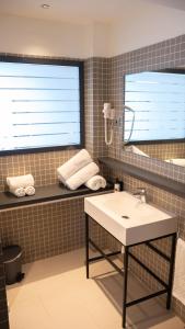 
a bathroom with a sink, toilet, and bathtub at Hotel Cap Roig Nature in L'Ampolla
