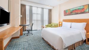 Llit o llits en una habitació de Holiday Inn Express Beijing Huacai, an IHG Hotel