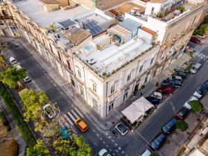 vista sul tetto di una strada con edifici di Caportigia Boutique Hotel a Siracusa