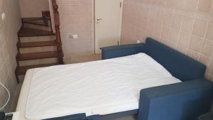 letto d'ospedale in una stanza con scala di T1 Centro Montargil a Montargil