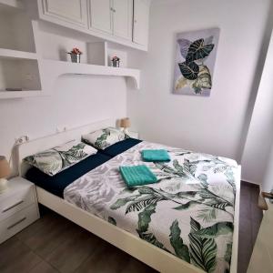 トレビエハにあるHDA apartmentのベッドルーム1室(緑と白の掛け布団付きのベッド1台付)