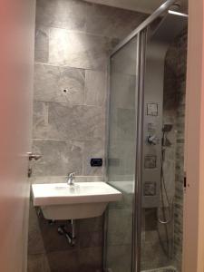 Phòng tắm tại ROMAnce Cosimato Trastevere B&B
