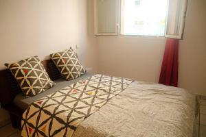 Postel nebo postele na pokoji v ubytování Le Géranium: T3 avec vue mer exceptionnelle + 10 fotografií