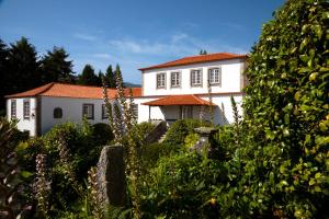 uma casa branca com um telhado vermelho em Casa do Ameal em Viana do Castelo