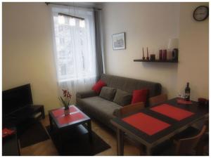ワルシャワにあるUnique Warsaw Center Apartmentのリビングルーム(ソファ、テーブル付)