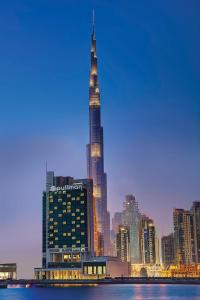 vista su una città con l'edificio più alto di Pullman Dubai Downtown a Dubai