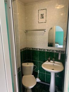 A bathroom at Hotel na Nezhdanovoy 13