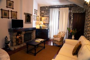 uma sala de estar com um sofá e uma lareira em Casa do Ameal em Viana do Castelo