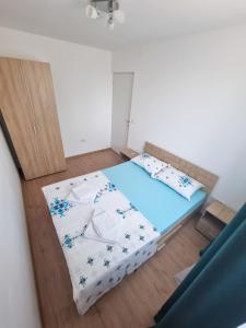 an overhead view of a bedroom with a bed at Apartament Crina in Jurilovca