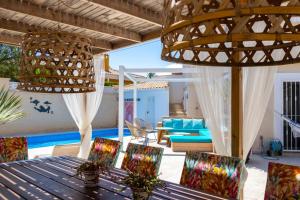 בריכת השחייה שנמצאת ב-Casa Verde 10p. Villa and Guesthouse with private pool או באזור